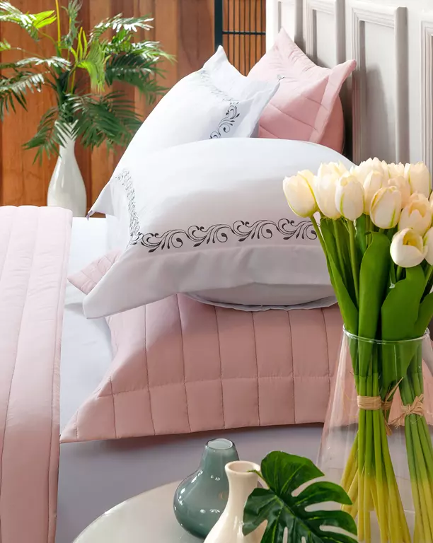 KIT ENXOVAL KING VERSÁTILE DUO 06 PEÇAS - MATELASSADO E BORDADO -  MEDIDA DE SUPER KING foto adicional 9