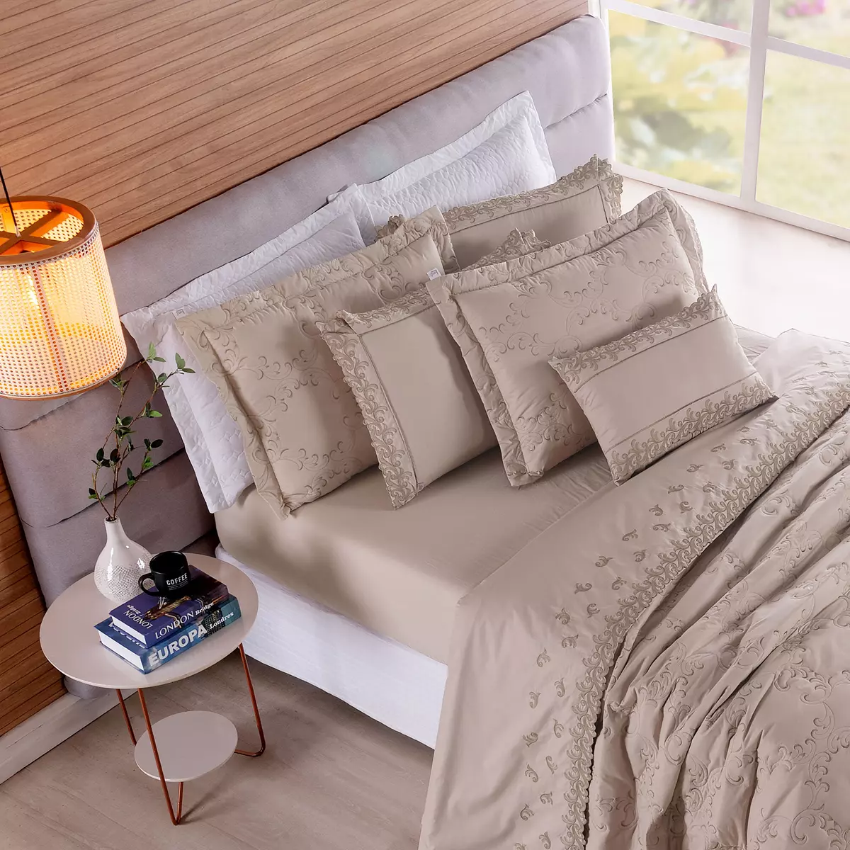 ALMOFADA SELECT BORDADA  - CAPA E REFIL - ABAS NOS QUATRO LADOS 44CM X 33 CM