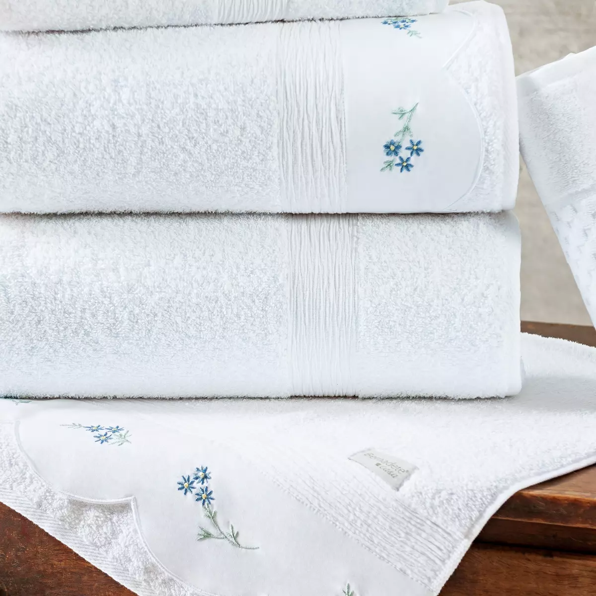 JOGO DE BANHO GIGANTE BORDADO VERENNA 05 PEÇAS foto adicional 1