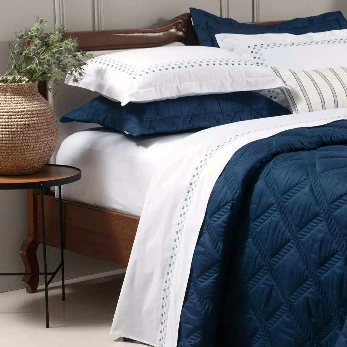 JOGO DE CAMA QUEEN LUMI  4 PEÇAS - BORDADO