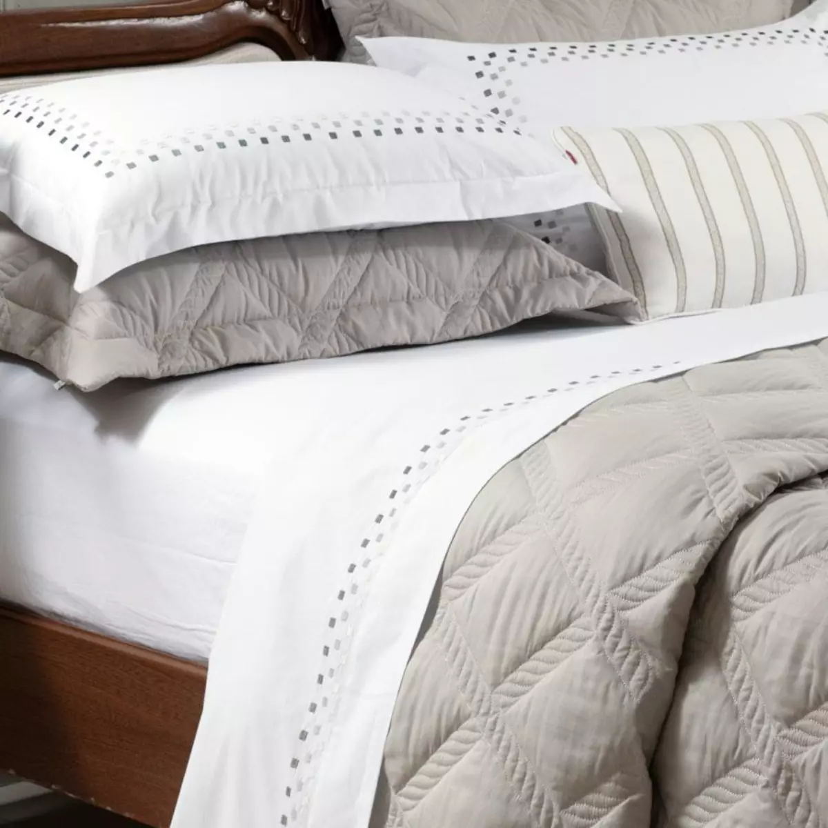 JOGO DE CAMA QUEEN LUMI  4 PEÇAS - BORDADO foto adicional 2