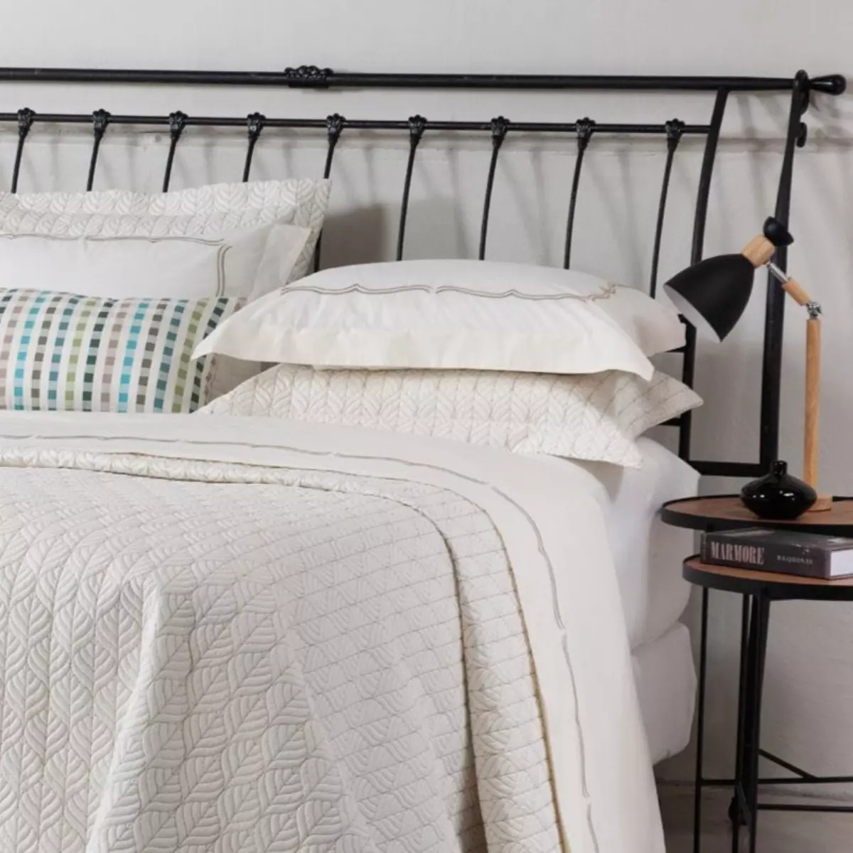 JOGO DE CAMA QUEEN BRISA  4 PEÇAS - BORDADO