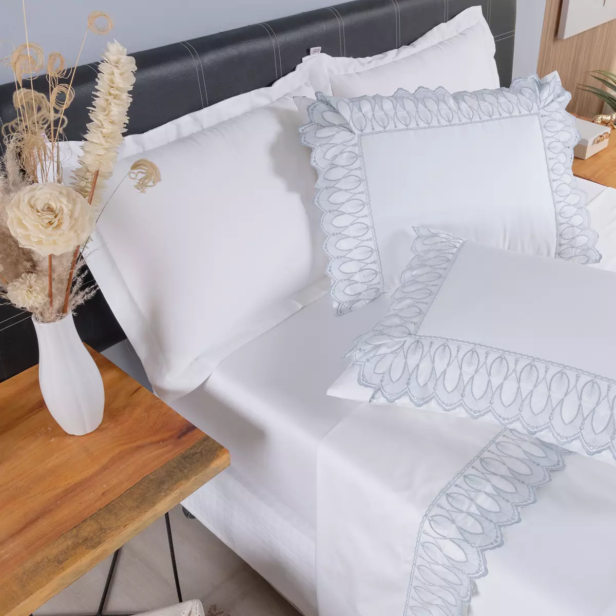 ALMOFADA BORDADA ROYALE - CAPA E REFIL -  230 FIOS foto adicional 2