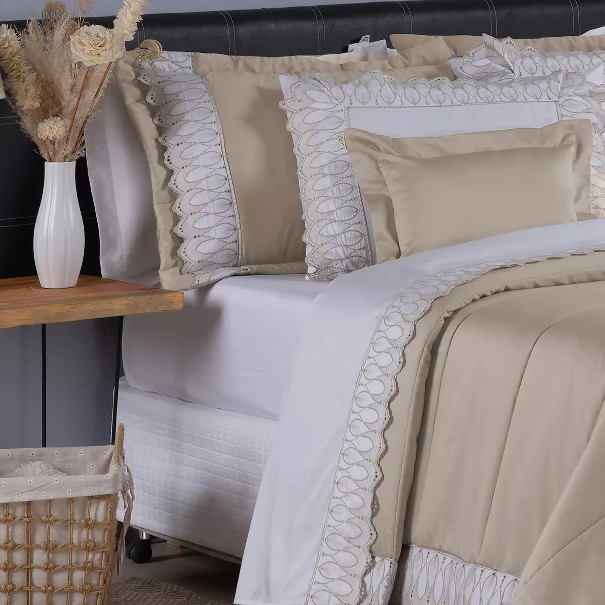 ALMOFADA BORDADA ROYALE - CAPA E REFIL -  230 FIOS foto adicional 3