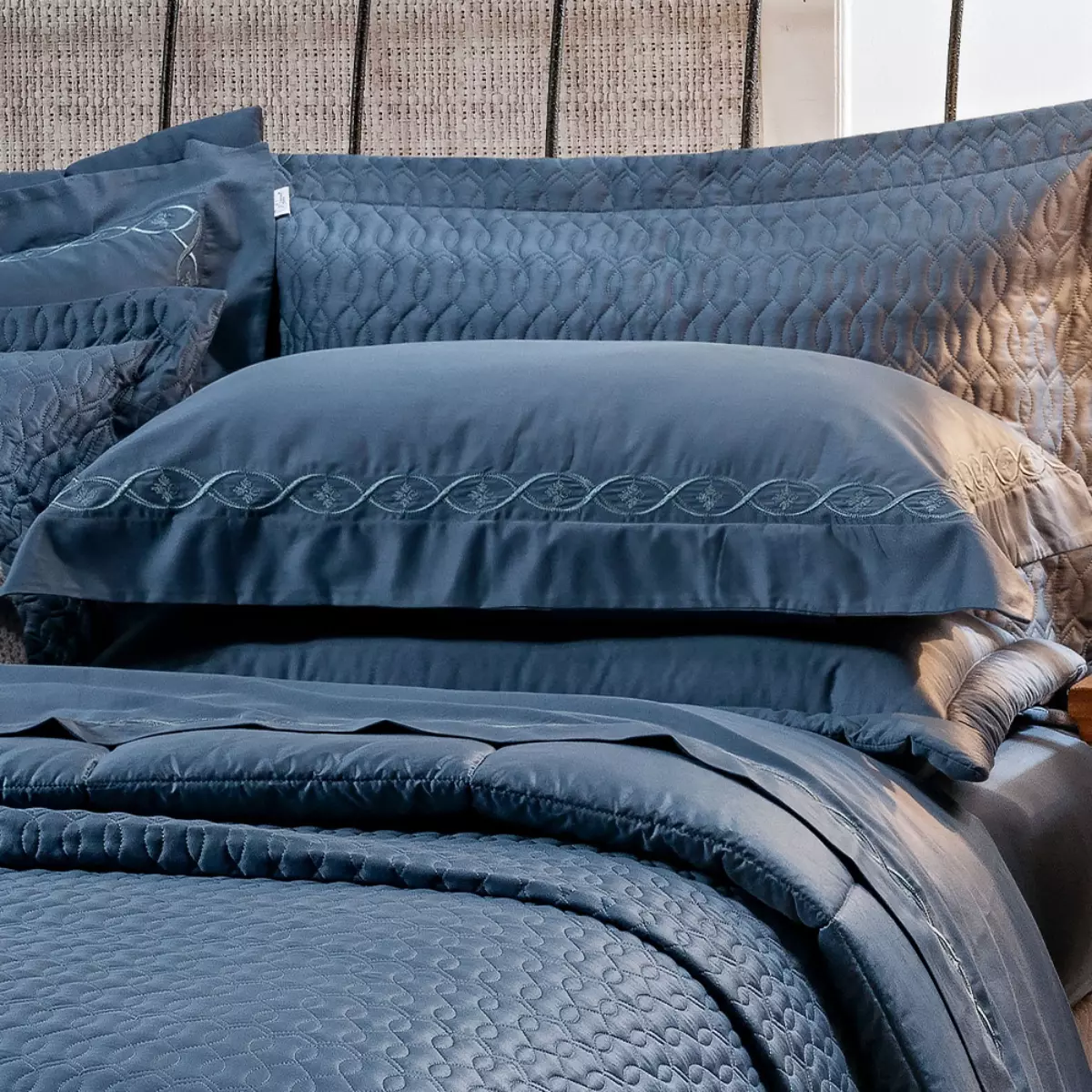 JOGO DE CAMA CASAL PADRÃO  BORDADO AYLA 4 PEÇAS - 400 FIOS EGÍPCIOS