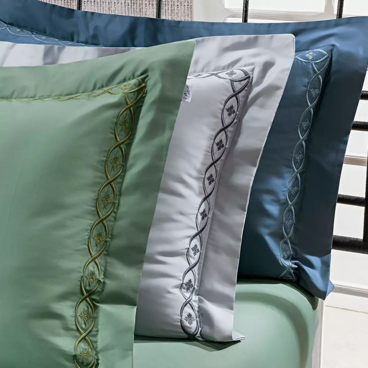 JOGO DE CAMA CASAL PADRÃO  BORDADO AYLA 4 PEÇAS - 400 FIOS EGÍPCIOS foto adicional 4