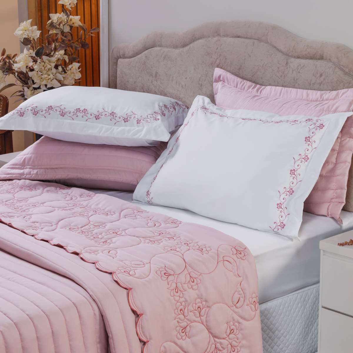KIT ENXOVAL KING VERSÁTILE DUO 06 PEÇAS - MATELASSADO E BORDADO FLORAL foto adicional 2